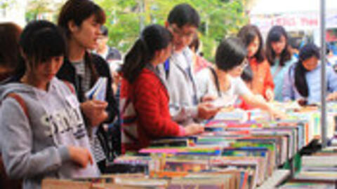 Phiên chợ sách xưa giá 5 nghìn đồng hút độc giả Hà thành
