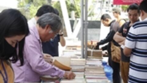 Giới trẻ thành phố đổ xô đi mua sách cũ