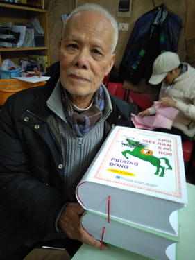 Ông Nguyễn Văn Chung và bộ sách đồ sộ mới xuất bản. Ông Nguyễn Văn Chung và bộ sách đồ sộ mới xuất bản.