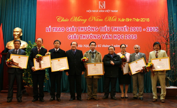 2016 – Năm “im ắ 7fe0 ng” của những giải thưởng văn chương - ảnh 1