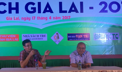 Tác giả và nhà văn Sương Nguyệt Minh (bên trái) giao lưu với bạn đọc tại hội sách Gia Lai 2017.