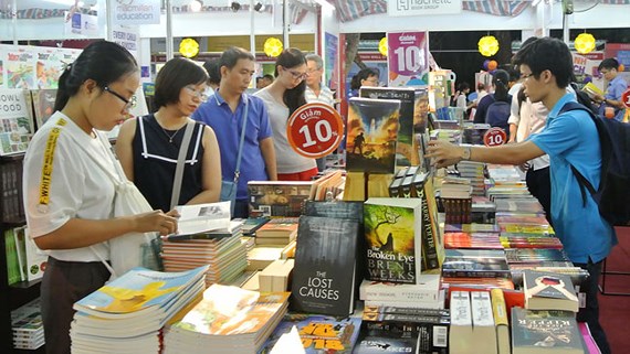 Sách giảm giá thu hút rất đông người mua