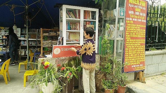 Bà Dung và quầy sách miễn phí truyền cảm hứng đọc... ba dung va quay sach mien phi truyen cam hung doc