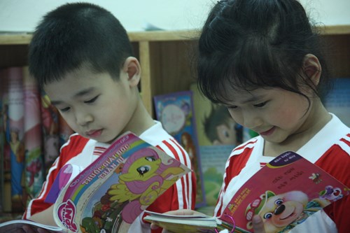 Trẻ Trường mẫu giáo mầm non B (Hà Nội) chăm chú trong góc đọc sách