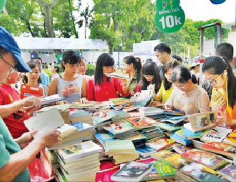 Đông đảo bạn đọc trẻ tham dự Triển lãm - Hội chợ sách Quốc tế - Việt Nam năm 2017 vừa qua tại Hà Nội.