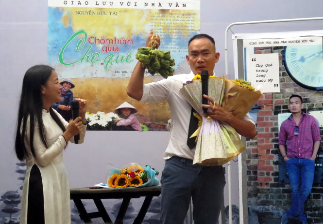 Trang sách vượt đại dương và nỗi nhớ chợ quê