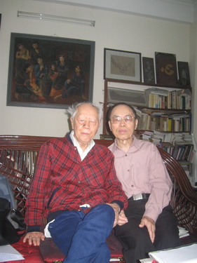 Nhà Văn hóa Hữu Ngọc (100 tuổi) và tác giả DS. Trần Xuân Thuyết (81 tuổi) trong buổi gặp mặt đầu xuân 2018.
