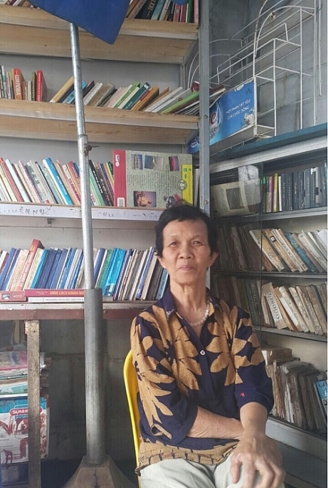 Bà Dung và quầy sách miễn phí truyền cảm hứng đọc... ba dung va quay sach mien phi truyen cam hung doc
