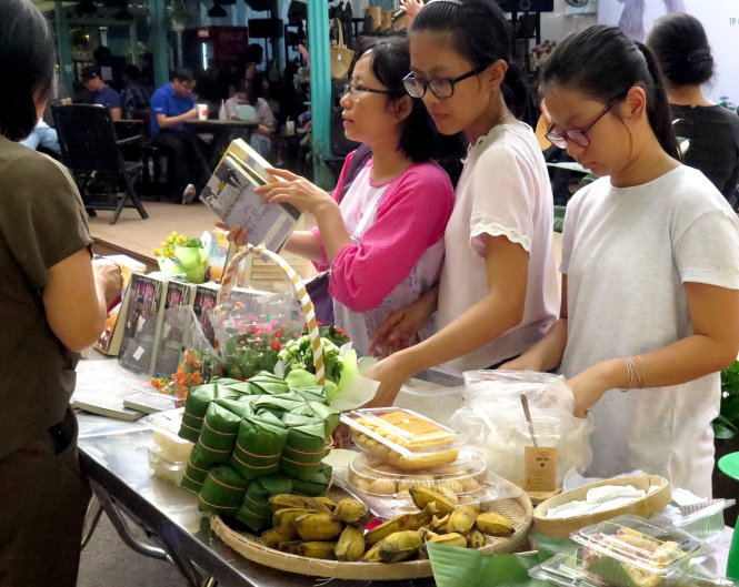 Trang sách vượt đại dương và nỗi nhớ chợ quê