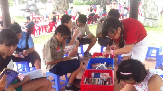 Thư viện di động tại Công viên Tao Đàn thu hút rất đông độc giả,  nhất là các em nhỏ