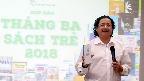 Ông Nguyễn Minh Nhựt, GĐ NXB Trẻ giới thiệu các tác phẩm ra mắt nhân dịp 