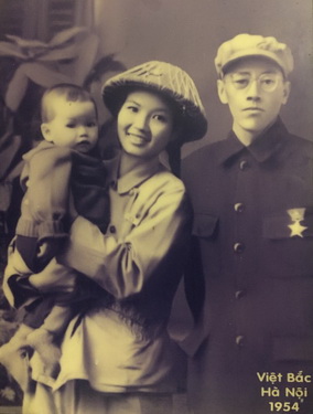 Nhà Văn hóa Hữu Ngọc và vợ con năm 1946. Người con trong ảnh mà vợ ông bế năm nay đã 64 tuổi.