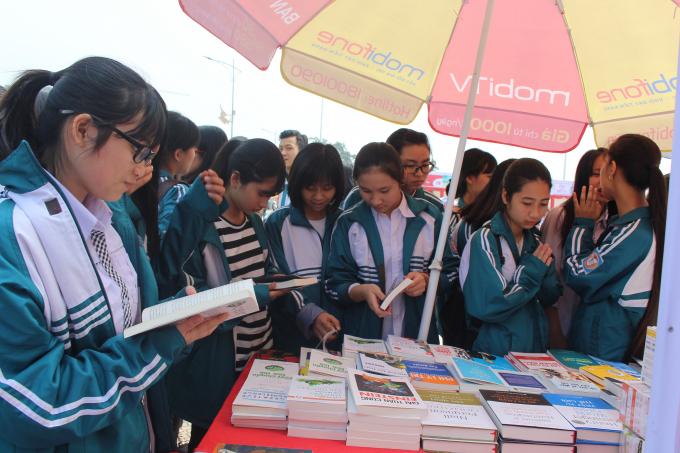 Hội sách Đất Tổ thu hút được hàng trăm các em học sinh, sinh viên trên địa bàn TP Việt Trì.